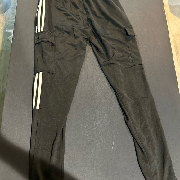 Adidas Pants with Zipper Pockets - Secure Storage Meets Comfort - Picture 3 of 8